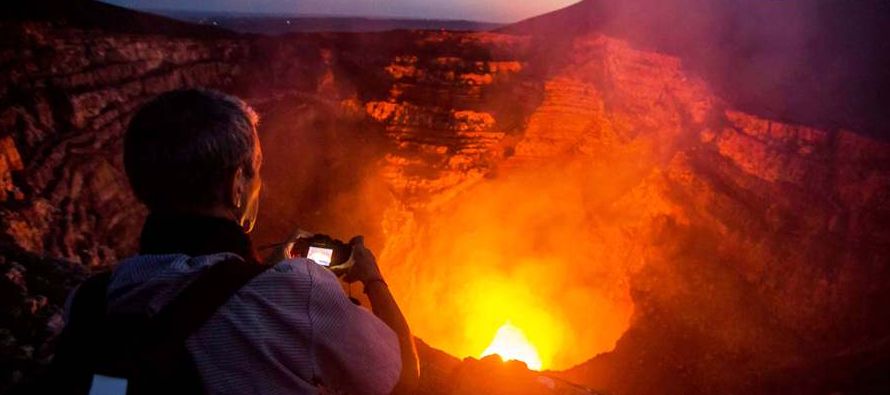 El volcán Masaya está situado en el Parque Nacional del mismo nombre, que está...