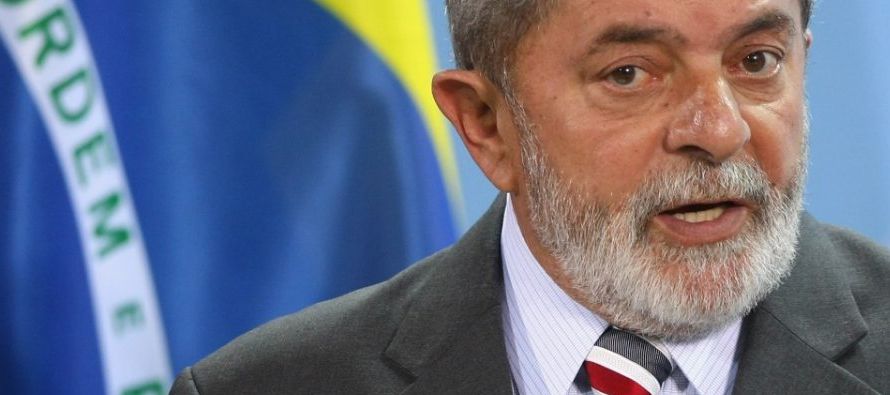 Durante el acto, Lula, quien lidera todas las encuestas de intención de voto de cara a las...
