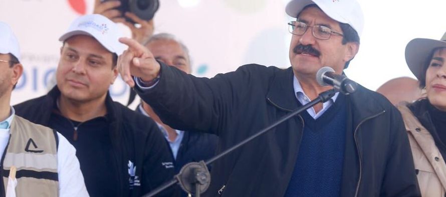 Acompañado por el alcalde de Ciudad Juárez, Alejandro Loaeza, funcionarios estatales,...
