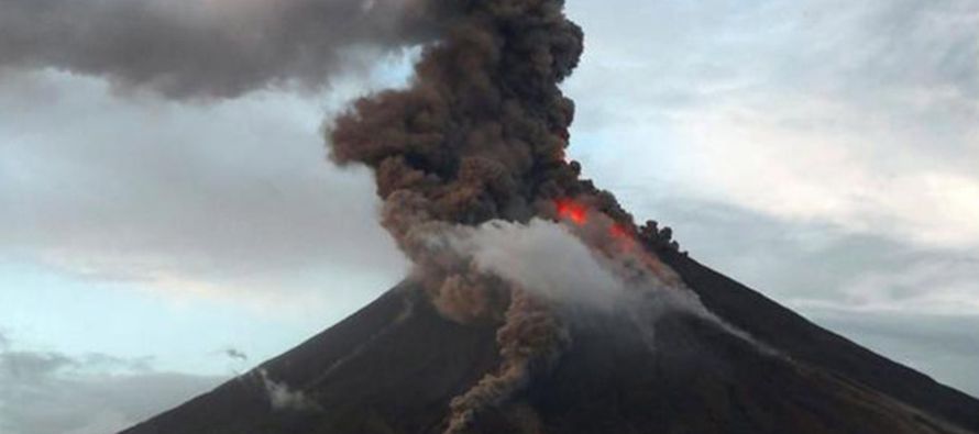Horas antes, otro potente seísmo de magnitud 6,4 había sacudido Indonesia, provocando...