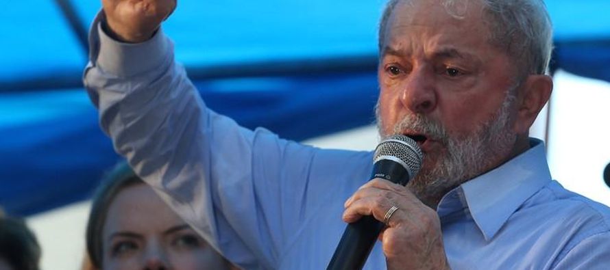 Lula, de 72 años, quien gobernó Brasil durante el auge de las materias primas hace...
