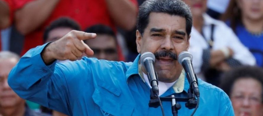En el acto de hoy, transmitido por el canal estatal VTV, los transportistas le pidieron a Maduro...