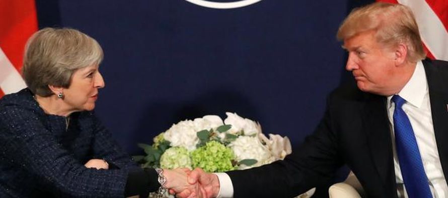 Trump y la primera ministra del Reino Unido, Theresa May, se reunieron en Davos en el marco del...