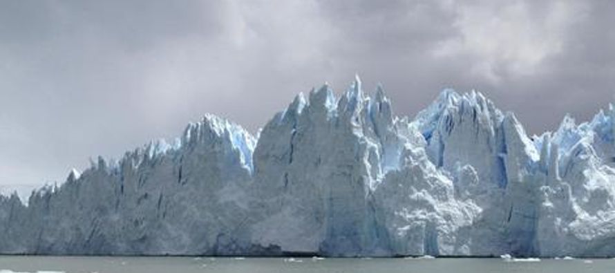 El glaciar es una enorme masa de hielo que se origina en el Campo de Hielo Patagónico Sur,...