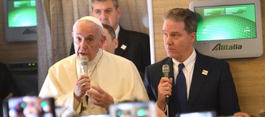 El vocero dijo que Francisco sigue "los pasos del diálogo en curso entre la Santa Sede...