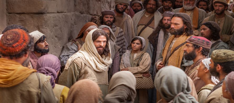 Jesús salió de allí y vino a su patria, y sus discípulos le siguieron....