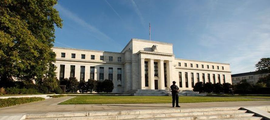 La Fed dijo que espera que la economía se expanda a un ritmo moderado y que el mercado...
