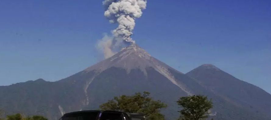 El volcán de Fuego, ubicado a unos 50 kilómetros de la capital, presenta un...