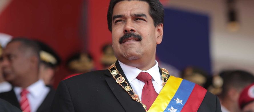 Cabello entregó a Maduro el estandarte del partido para que vaya con él "por las...