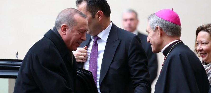 En un gesto recíproco tras una visita del Papa Francisco a Turquía en 2014, Erdogan...
