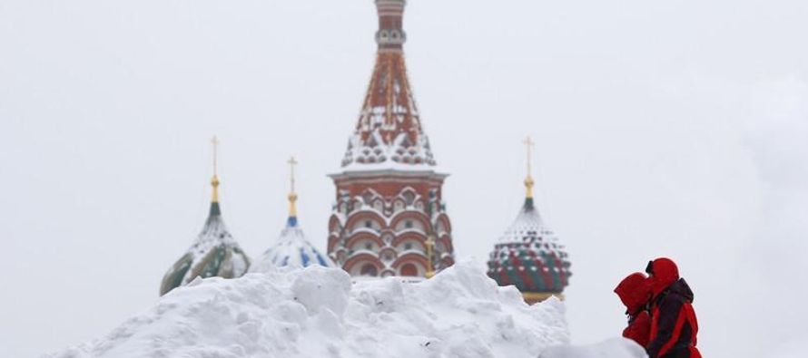 Una tormenta igualó en 36 horas la cantidad de nieve que Moscú soporta en alrededor...