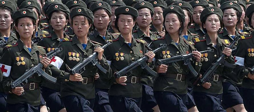 Corea del Norte exhibió hoy su poderío militar en un desfile en la víspera de...