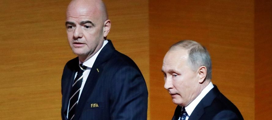 El presidente ruso, Vladímir Putin, y el jefe de la FIFA, Gianni Infantino,...