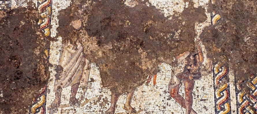 El mosaico data del siglo II o III d.C. Mide tres metros y medio de ancho por ocho metros de largo,...