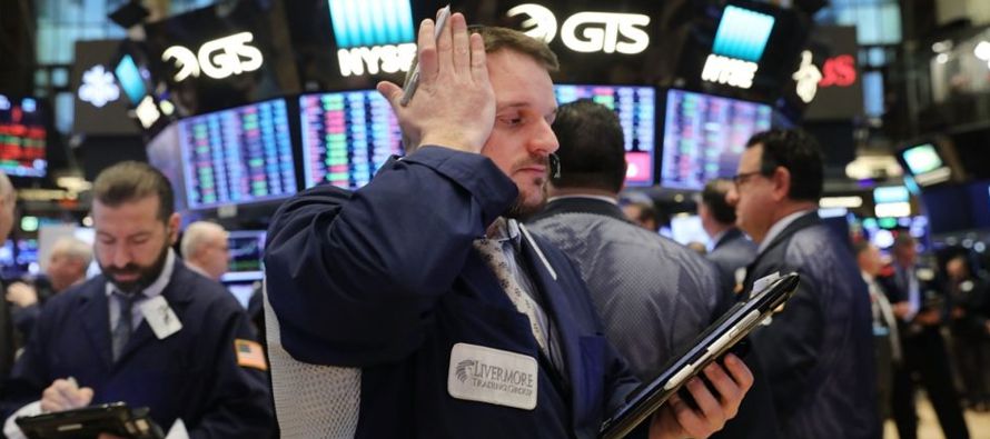 Estos retrocesos del Dow Jones se suman al descenso del 2,54 % del viernes pasado, del 4,60 % del...