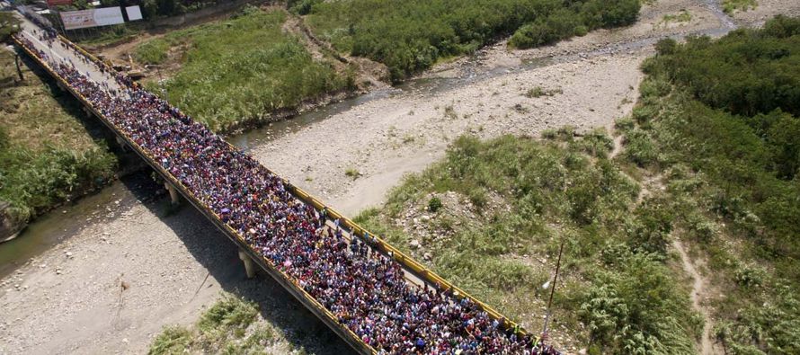 Los países fronterizos con Venezuela reciben a miles de ciudadanos al día que huyen...