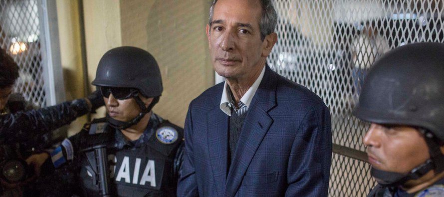 Colom y su exministro de Finanzas, Juan Alberto Fuentes Knight, fueron recluidos en las celdas de...