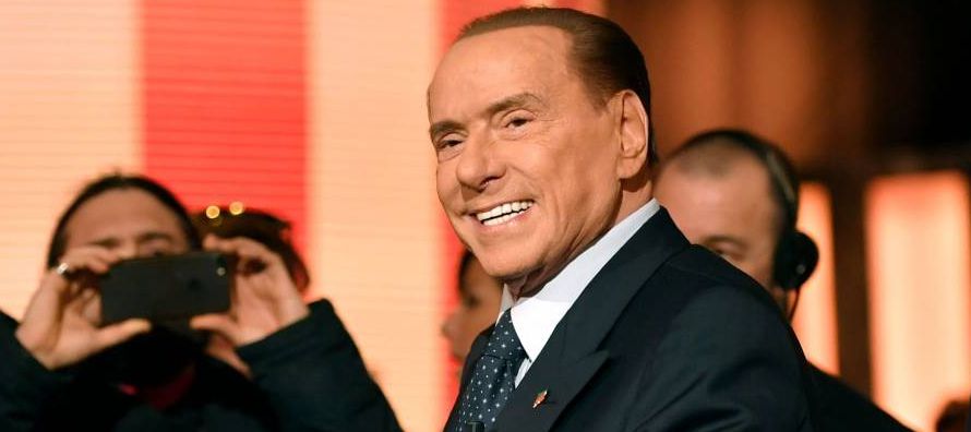 Diecisiete años más tarde, Berlusconi sentado ante el mismo escritorio volvió...