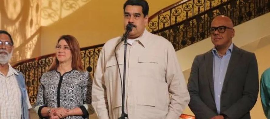 Sin un rival de peso, Maduro parece asegurar la reelección pese a que su gobierno es...
