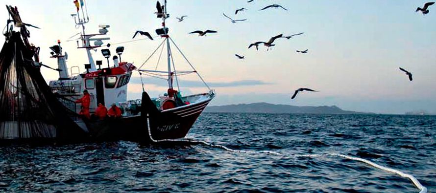 Dada la inmensidad de los océanos del mundo, cuantificar el alcance de la actividad pesquera...