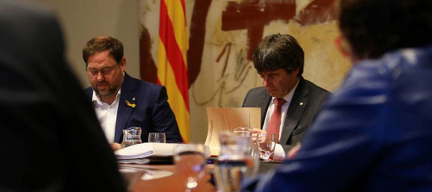 Durante su intervención, Puigdemont agradeció al primer ministro belga, Charles...