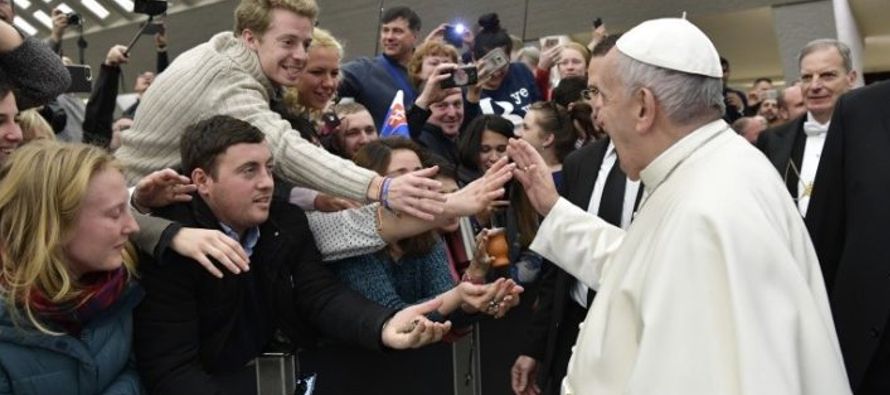 Asimismo, el Papa ha animado a los recién casados que participaban en la Audiencia, a que...
