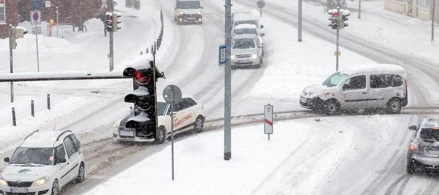 En gran parte del Reino Unido, el Servicio Meteorológico ha declarado alertas de nieve,...
