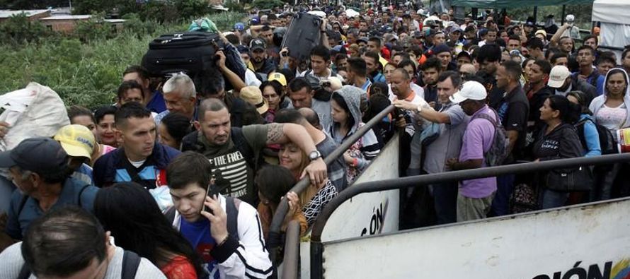 Aunque la mayoría de venezolanos regresa a su país, alrededor de 2,000 se quedan cada...