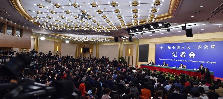 En una rueda de prensa en Pekín, el gobernador del PBOC (por sus siglas en inglés),...