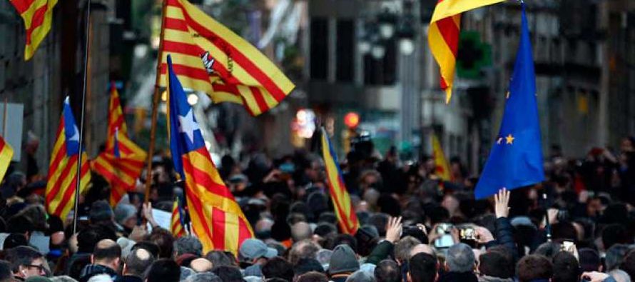 Los manifestantes portaban banderas independentistas de Cataluña (conocida como...