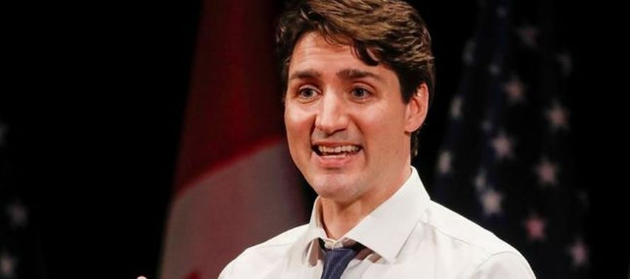Trudeau reveló la conversación durante una rueda de prensa celebrada en una planta de...
