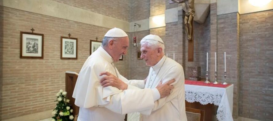 Benedicto, de 90 años, ha vivido casi aislado en el Vaticano desde que se convirtió...