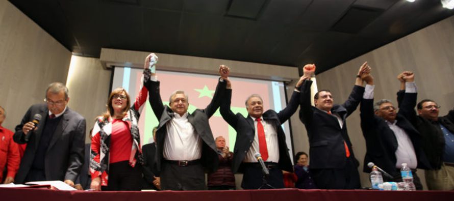 Acompañado por decenas de seguidores, López Obrador, quien encabeza los sondeos de...