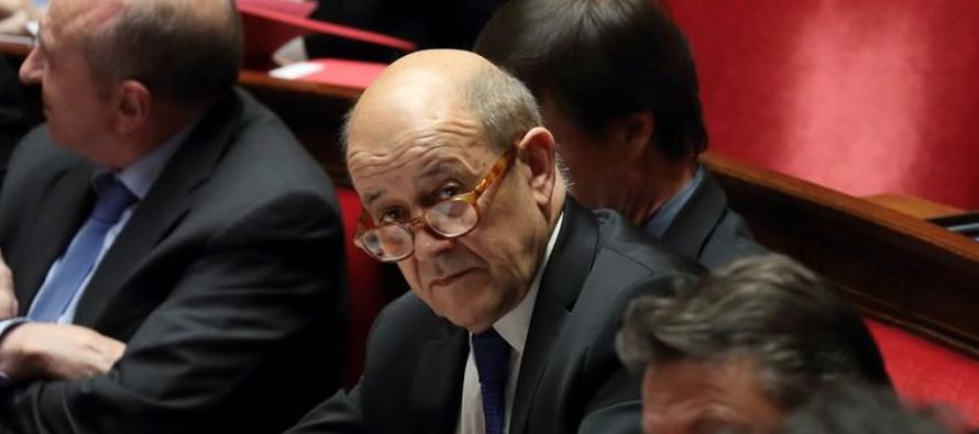 El ministro francés de Asuntos Exteriores, Jean-Yves Le Drian, asiste a las preguntas de la...