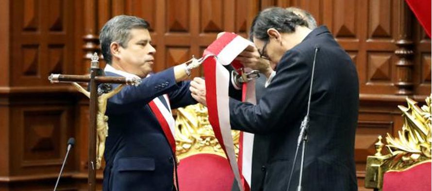 Como primer vicepresidente peruano, Vizcarra fue juramentado por el jefe del Congreso, el opositor...