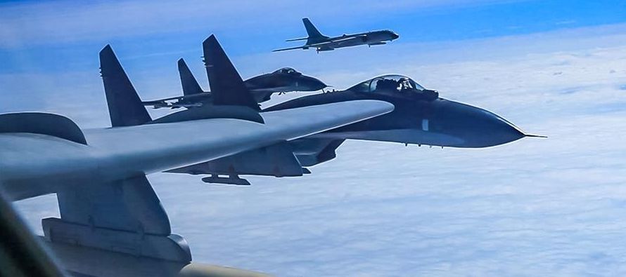 Shen afirmó que bombarderos H-6K y cazas Su-30 llevaron a cabo una misión de...