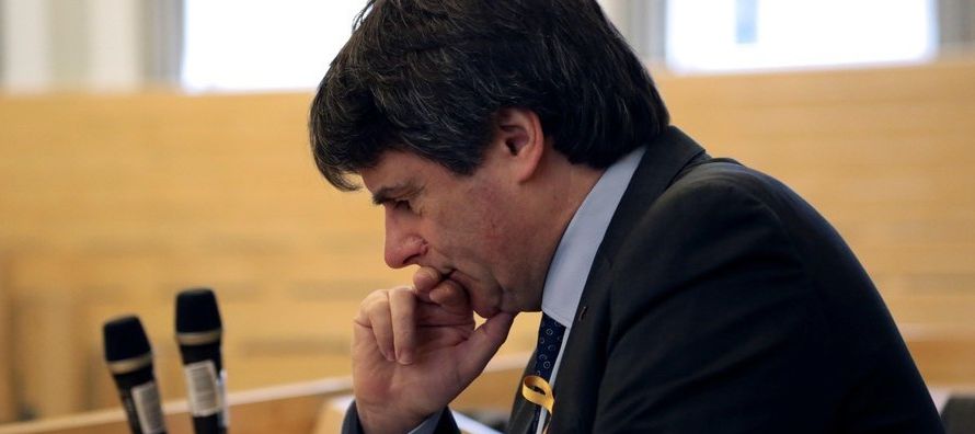 Puigdemont "se considera un preso político", afirmó hoy su abogado, Jaume...