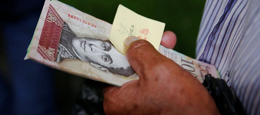 El presidente Nicolás Maduro anunció el 22 de marzo una reconversión monetaria...