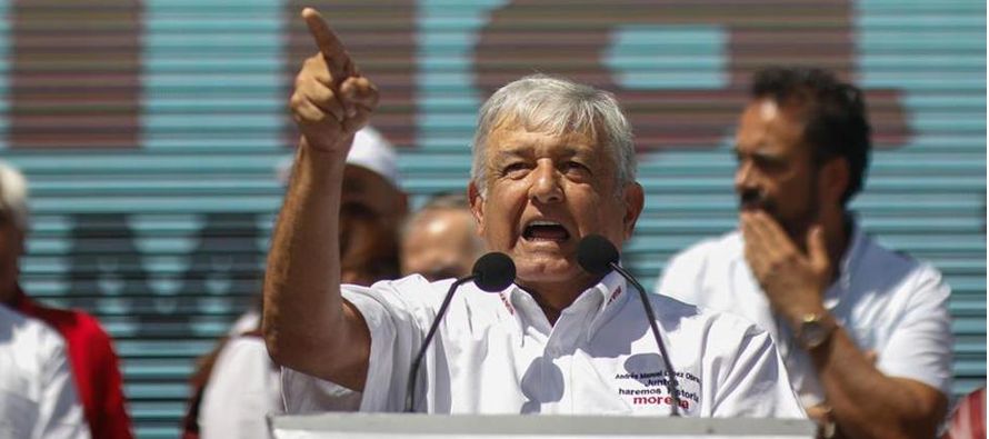 Andrés Manuel López Obrador, aspirante presidencial de la coalición Juntos...