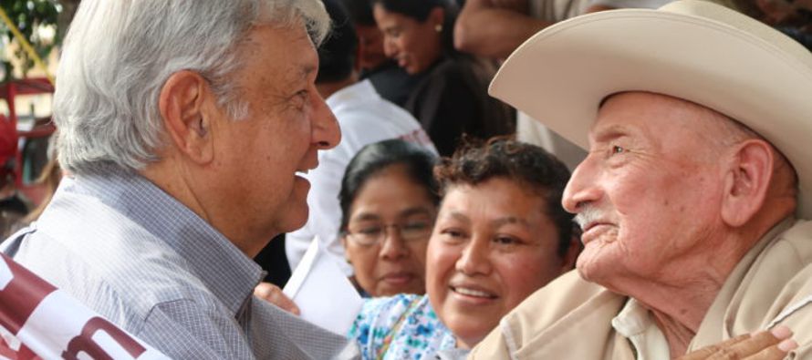 En 2006 López Obrador, como candidato del PRD, arrancó como primero en las encuestas...