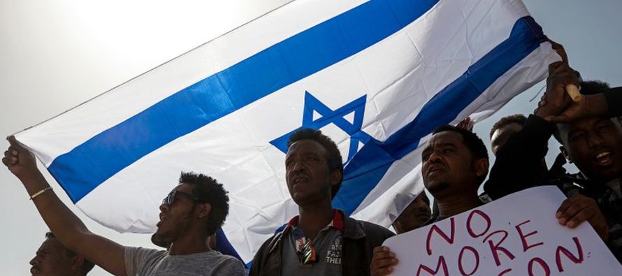 Decenas de miles de africanos se han establecido en el sur de Tel Aviv, lo que ha molestado a los...