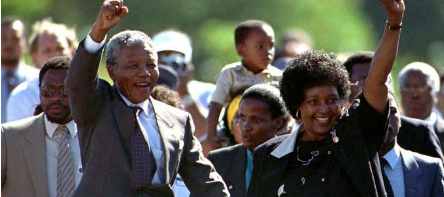 Winnie Mandela permaneció inquebrantable y festejó triunfante con el puño...