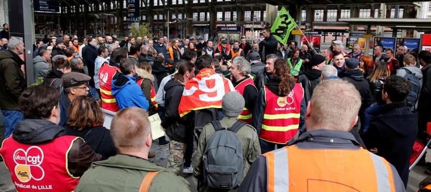 Los cuatro principales sindicatos ferroviarios planean seguir con las huelgas durante dos de cada...