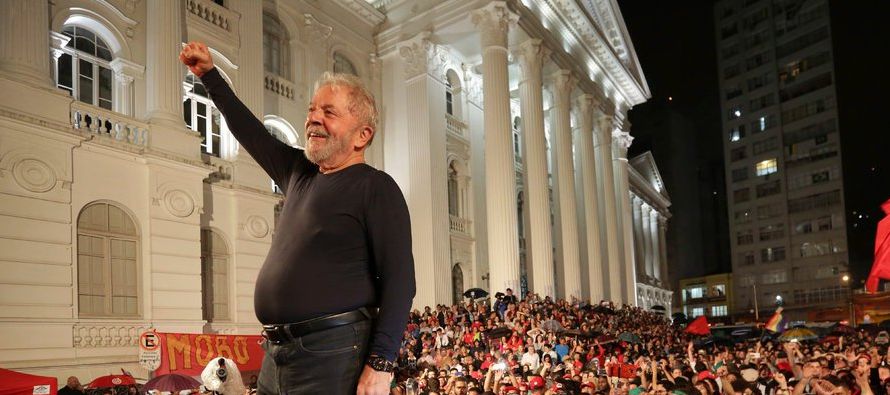 Lula es el favorito en las encuestas para las elecciones de octubre, pese a que enfrenta una...