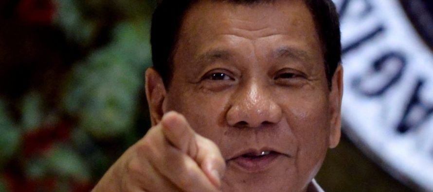 Llevándose las manos a la cabellera, Duterte dijo del diplomático jordano que...