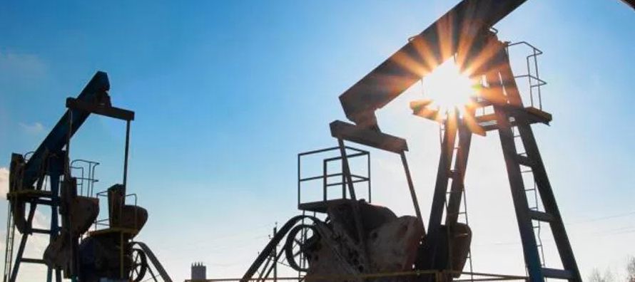 La inversión en petróleo y gas se hundió más de un 40 por ciento entre...