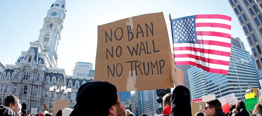 El 41 por ciento dijo en marzo que aprueba las políticas de inmigración de Trump, una...
