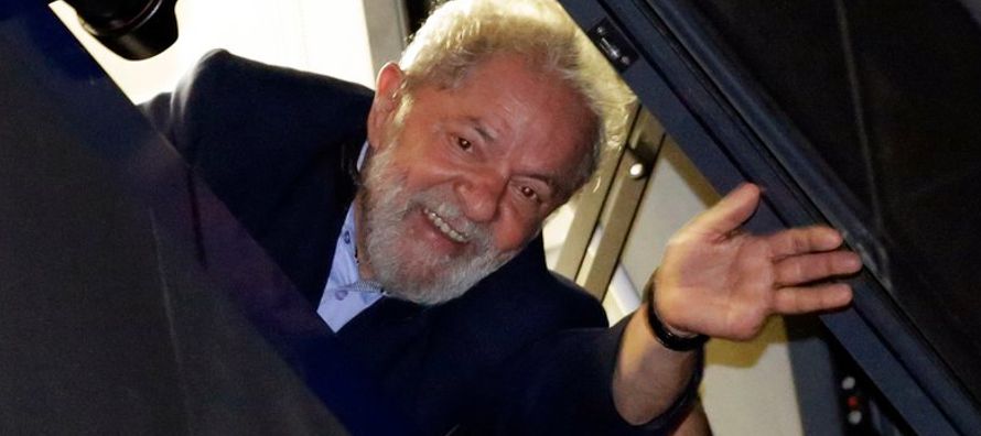 El juez federal brasileño Sergio Moro dio plazo a Lula hasta las 17 local para entregarse y...
