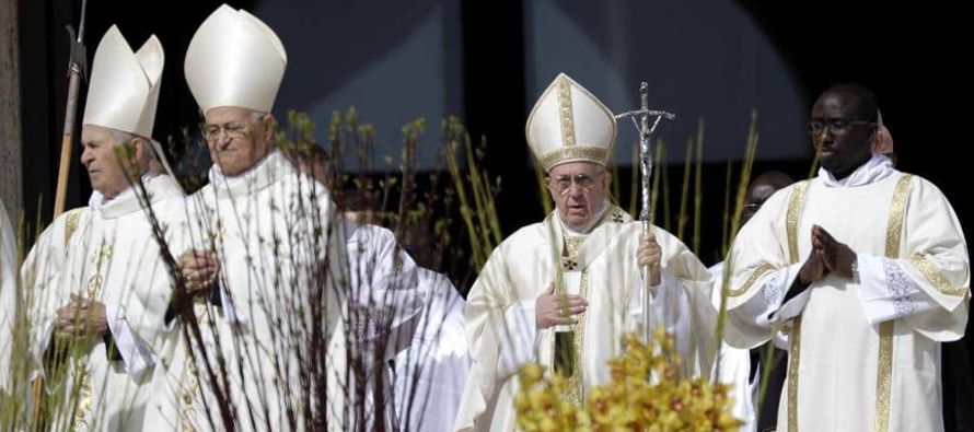 El papa Francisco concluyó su tradicional bendición dominical diciendo que "nada...
