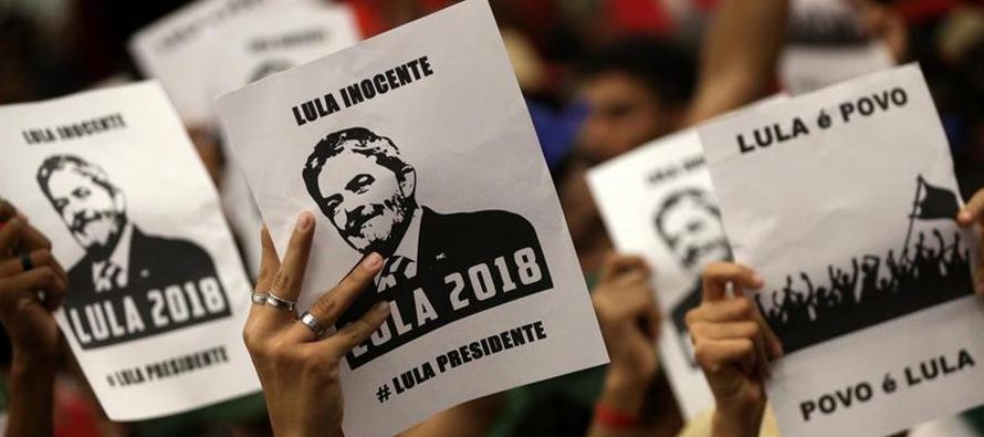 Pese a que el PT ha dicho que mantendrá la candidatura de Lula incluso con su aspirante en...